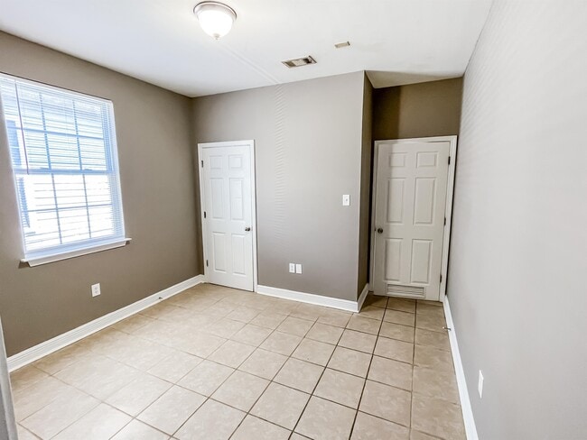 Building Photo - 1916 Eagle St