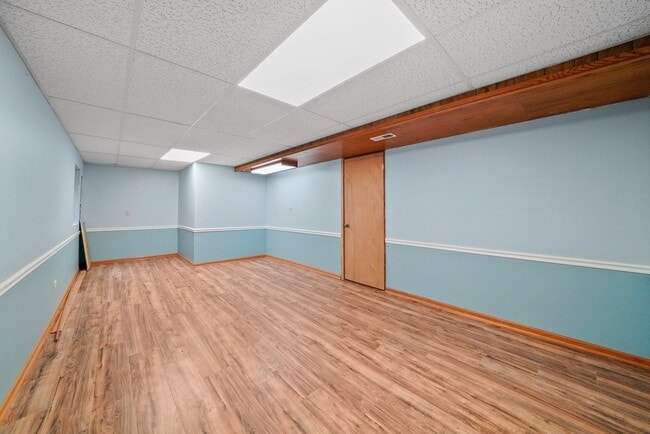 Building Photo - 2 Bed+1 Room in the Basement/1.5 Bath Townhouse