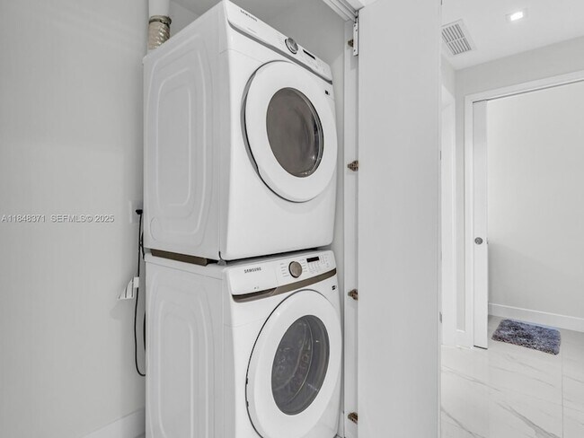 Building Photo - 700 NE 24th St