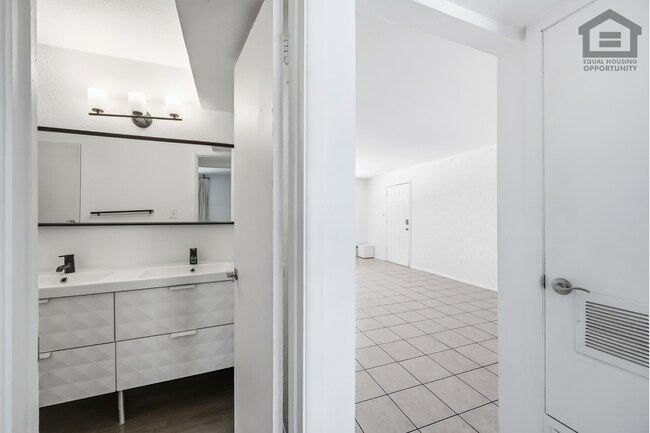 Building Photo - 4711