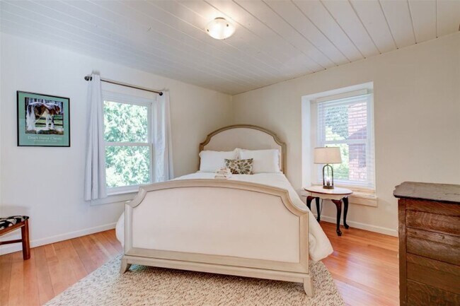 Building Photo - Beautifully Renovated 5 Bedroom Farmhouse outside of Newberg