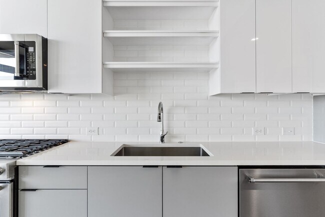 Building Photo - Studio Apartment in West Midtown!