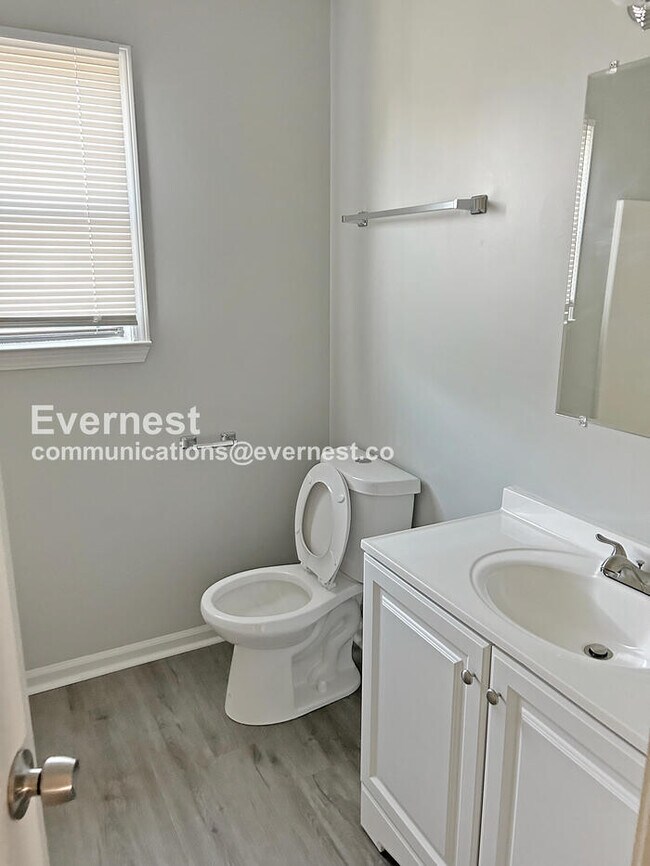 Building Photo - 3 Bed/2.5 Bath Home with Garage / Pet-Friendly / Vouchers Accepted /Available Now!