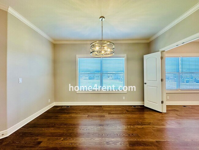 Building Photo - Nearly New Luxury Home in Blue Valley Schools!