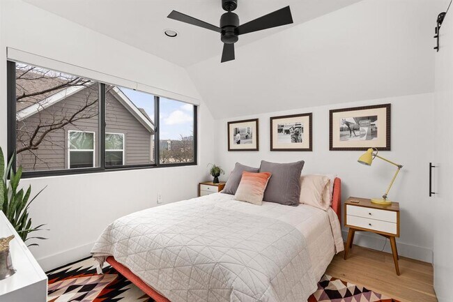 Building Photo - 1502 Waller St