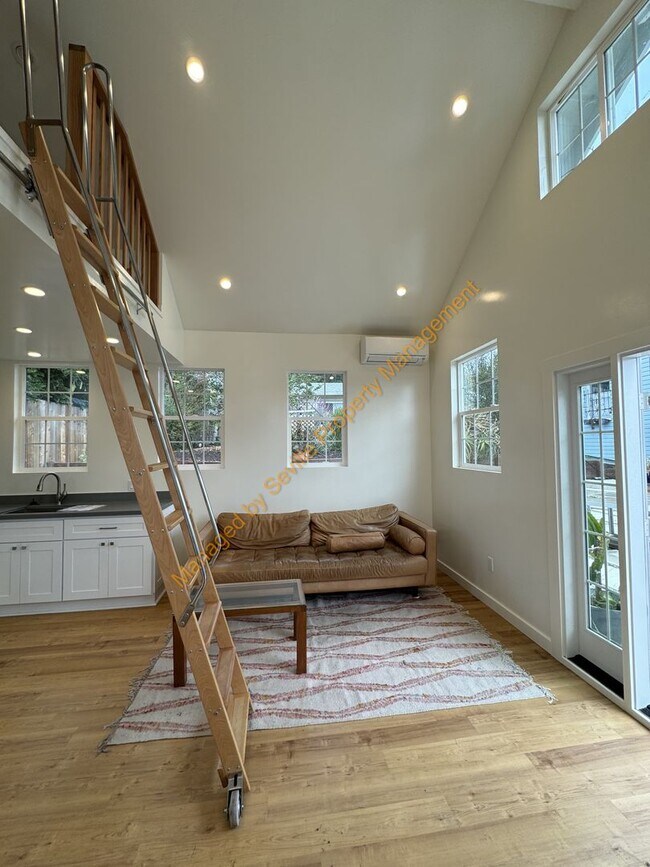 Building Photo - CHARMING 2 BEDROOM /1 BATHROOM HOME W/LOTS...