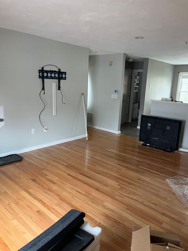 Building Photo - Large 2 BR w/ 1 Full and 2 Half Baths in Rockland