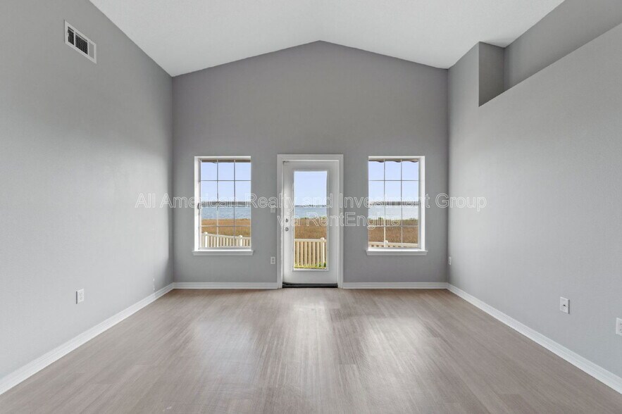 Building Photo - 742 Saltair Ln