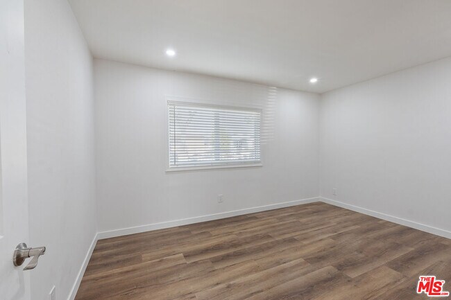 Building Photo - 10806 Doty Ave