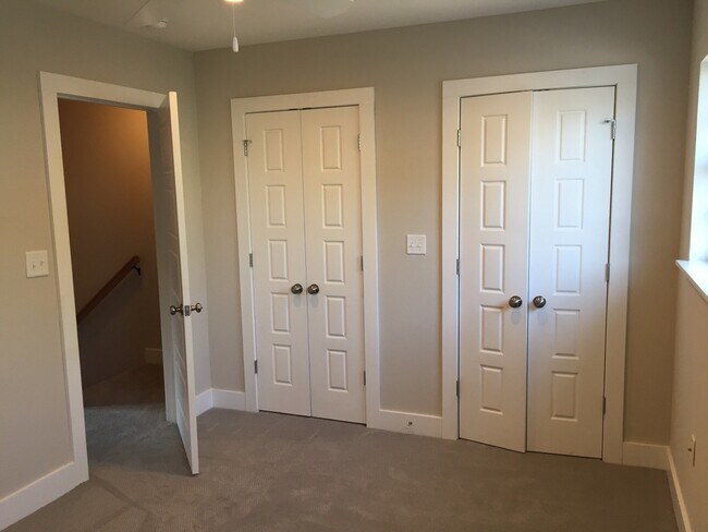 Building Photo - 2 Bedroom 1.5 Bath Townhouse - Downtown Charleston