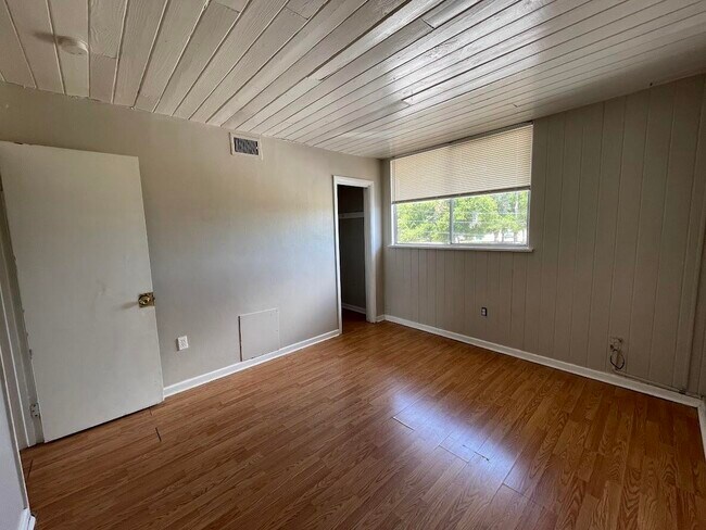 Building Photo - 1010 N Fiske Blvd