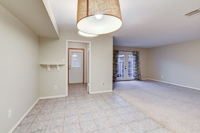 Building Photo - Charming 3-Bedroom Townhome in Prime Memor...