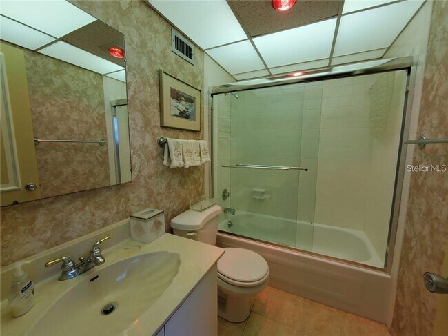 Building Photo - 1050 Longboat Club Rd