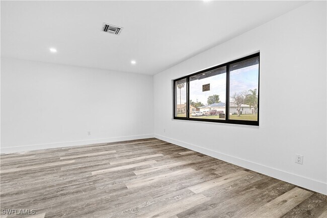 Building Photo - 709 SE 10th Pl