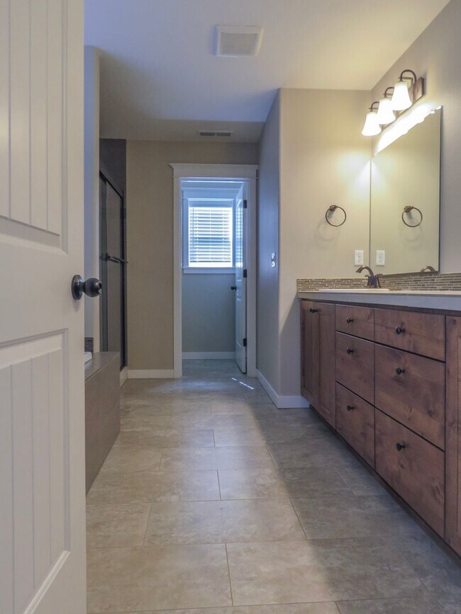 Building Photo - 5 Bedroom 3 Bathroom home available in New...