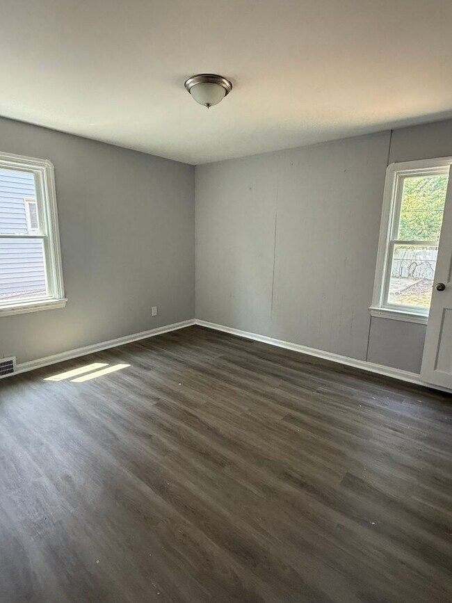 Building Photo - Lee/Harvard 5 Bedroom Single Home