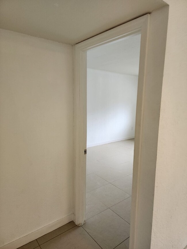 Building Photo - 15201 NE 6th Ave