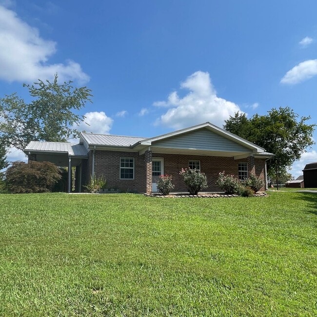 Building Photo - 3 bedroom close to Interstate in Kodak! On...