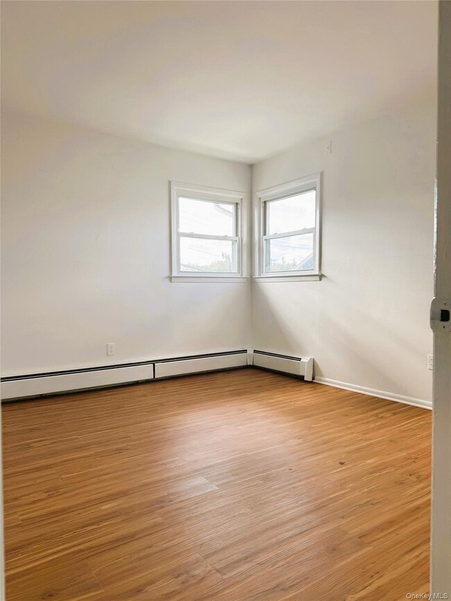 Building Photo - 131 Roslyn Rd