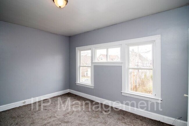 Building Photo - Charming and Refinished 2 Bedroom in Cleve...