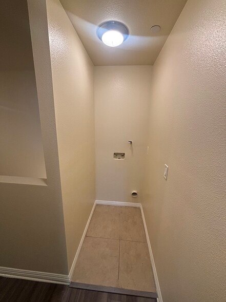 Building Photo - 533 W 93rd St