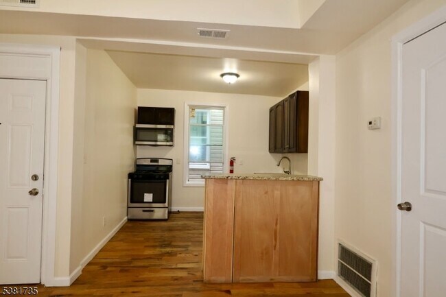 Building Photo - 112 Chadwick Ave