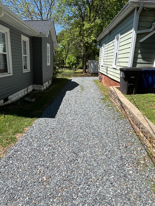 Building Photo - Newly Renovated 2 Bedroom Bungalow!!!