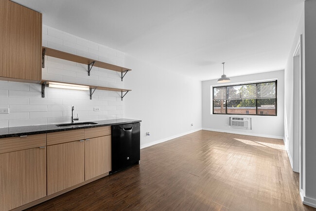 Building Photo - 6134 N Kenmore Ave