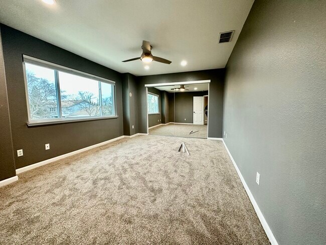 Building Photo - Must See This Beautiful 4 Bedroom 3 Bathro...