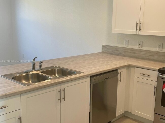 Building Photo - 805 NE 211th St