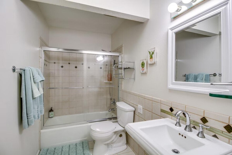 Building Photo - 5026 N Crestridge Dr