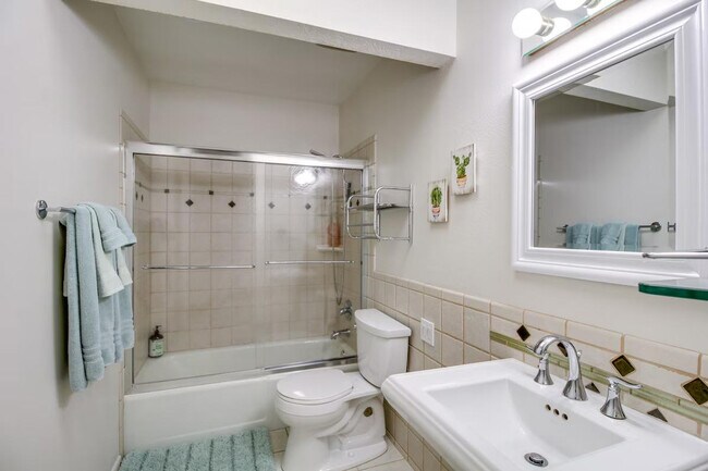 Building Photo - 5026 N Crestridge Dr