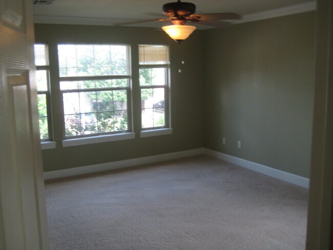 Building Photo - 15 Bluestem Ln