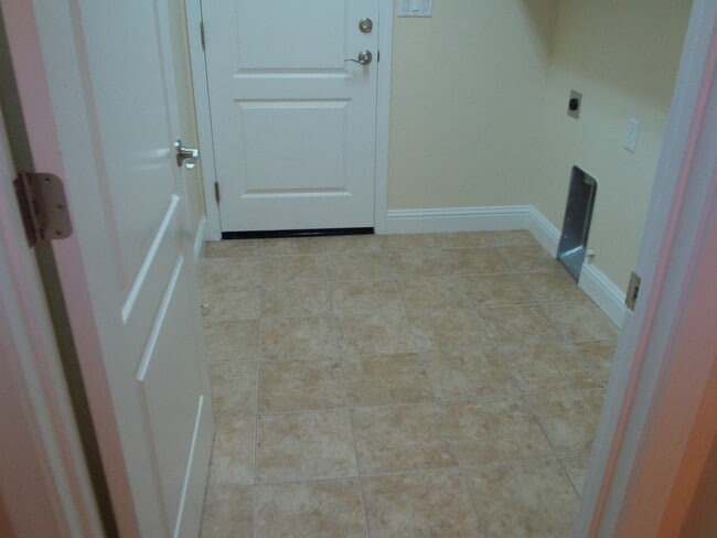 Building Photo - 1615 Bay Dr