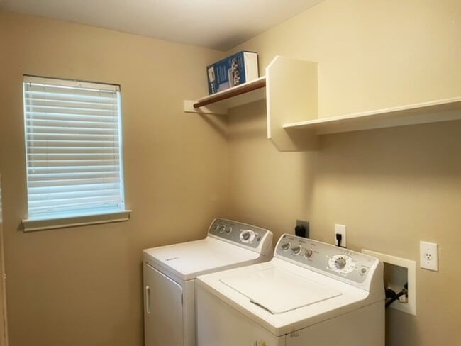 Building Photo - Fall in love with this Absolutely Beautiful 1 Story home in The Heights Of Stone Oak