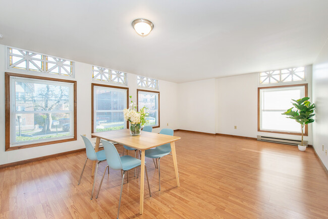 bright spacious 1st floor living/dinning comb room - 21 Springfield Ave