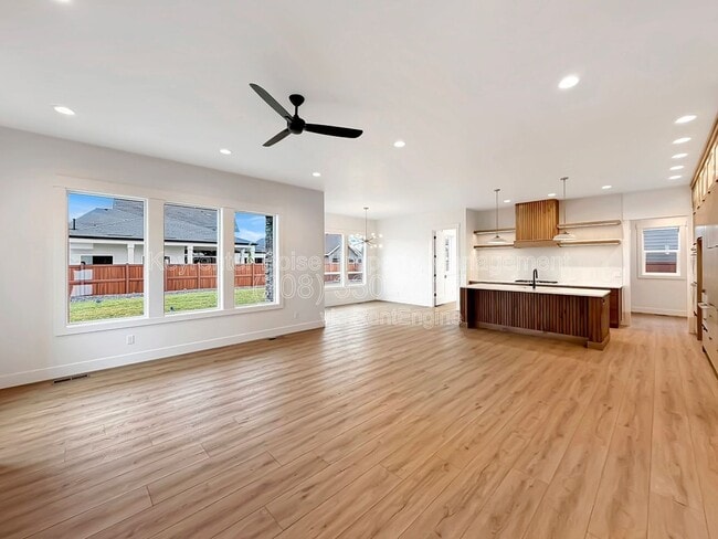 Building Photo - 819 N Danville Ave