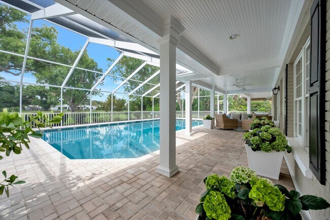 Building Photo - Luxury 5 Bed/4 Bath Pool Home on a Golf Course in Central Sarasota