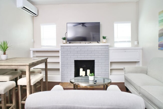 Building Photo - Furnished 2 Bedroom walking distance to Historic 4th Ave!