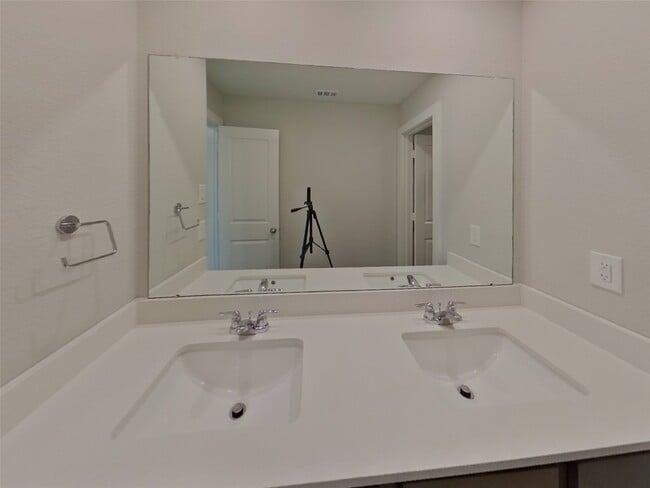 Building Photo - 9835 Willow Creek Commerce Dr
