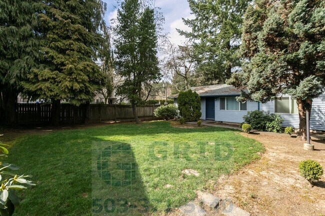 Building Photo - 2 Bedroom Apartment Available w/ Private Yard Space!