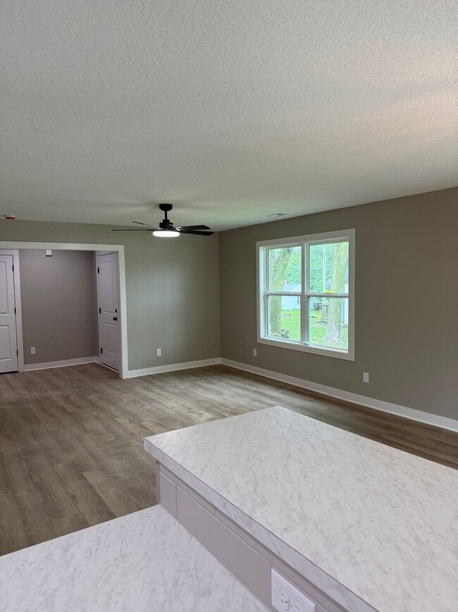 Building Photo - Benton duplex