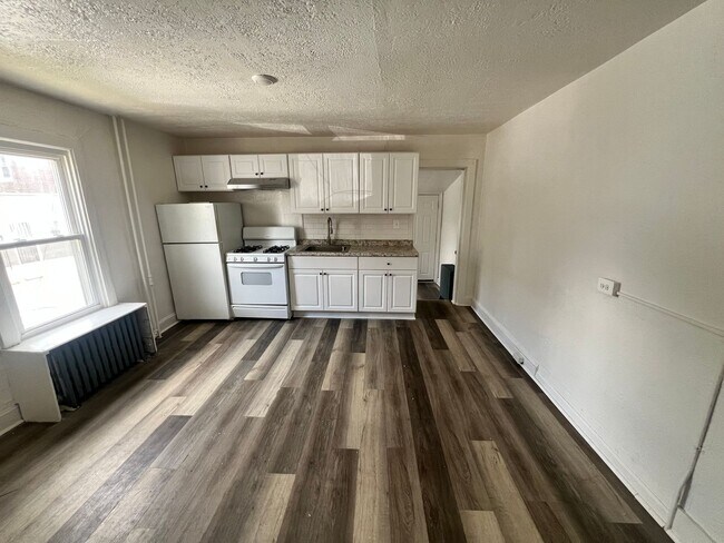 Building Photo - 4 bed 1 bath NEW RENO