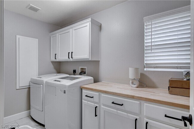 Building Photo - 10400 Raining Sky St