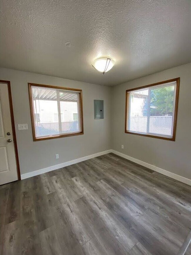 Building Photo - Large 2 bed, 1 bath Townhouse with Parking