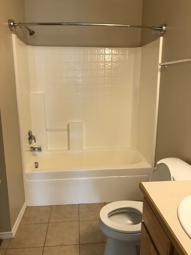 Building Photo - 3 bed/ 2 bath... 2 car garage... Single Level...In the Meadowbrook Subdivision.