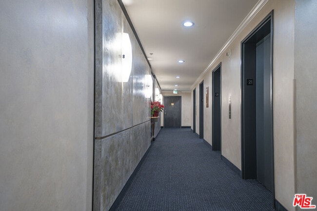 Building Photo - 800 W 1st St