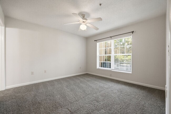 Building Photo - Highly Sought After GROUND-FLOOR Unit at Florida Club!  Pool View!!