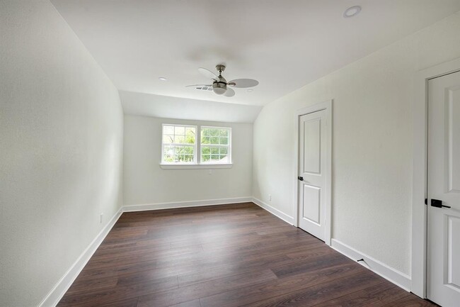 Building Photo - 3071 Locke Ln