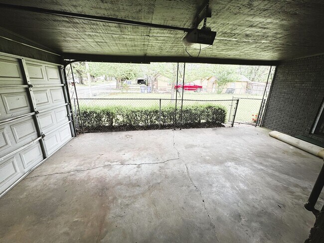 Building Photo - 3 Bedroom 1.5 Bath home w/fenced yard